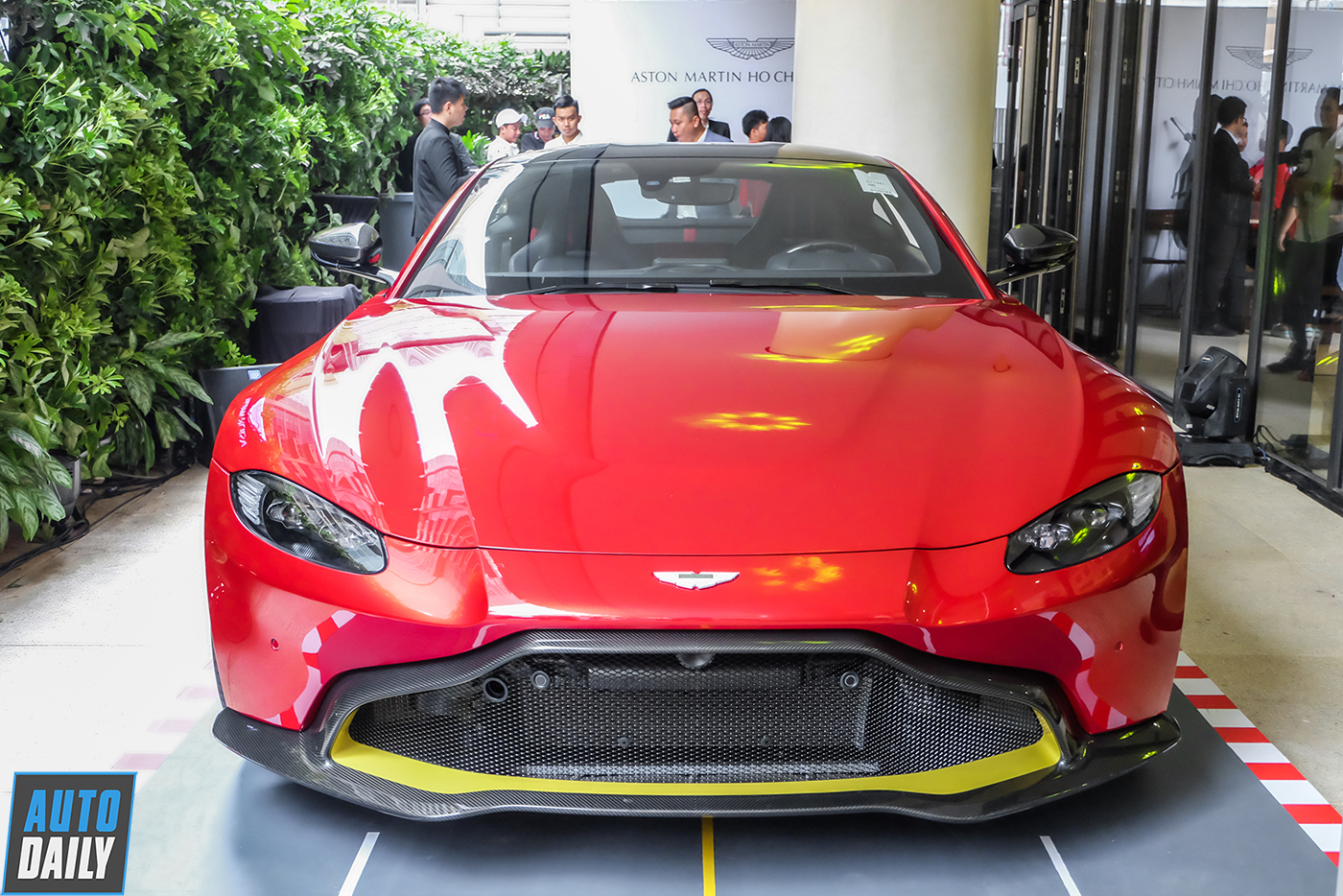 Ảnh chi tiết Aston Martin Vantage V8 vừa chính thức ra mắt tại Việt Nam 5