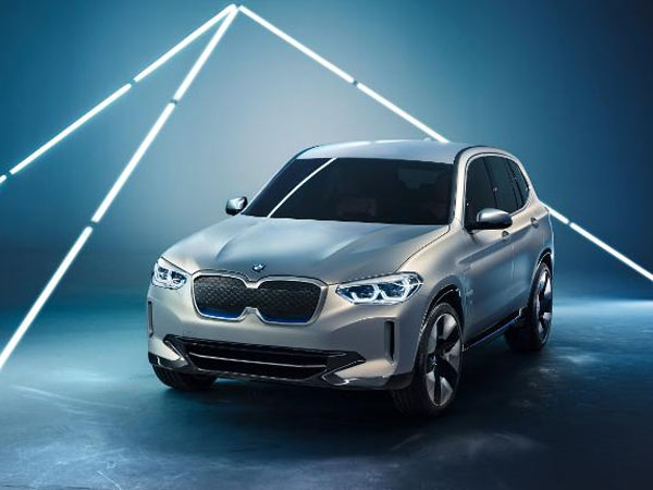 Mercedes-Benz EQC sẽ là mẫu SUV chạy điện đầu tiên của hãng. 4