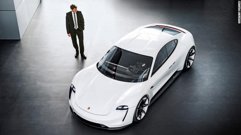 Mercedes-Benz EQC sẽ là mẫu SUV chạy điện đầu tiên của hãng. 3
