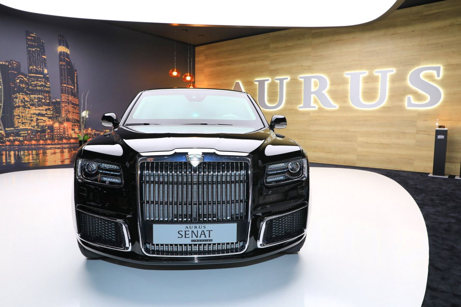 2 mẫu sedan và limousine của Aurus - thương hiệu được mệnh danh là "Rolls-Royce của nước Nga" đã chính thức trình diện khách hàng châu Âu tại triển lãm Geneva và nhận được không ít lời tán dương. Rolls-Royce hay Bentley cũng phải dè chừng. 3