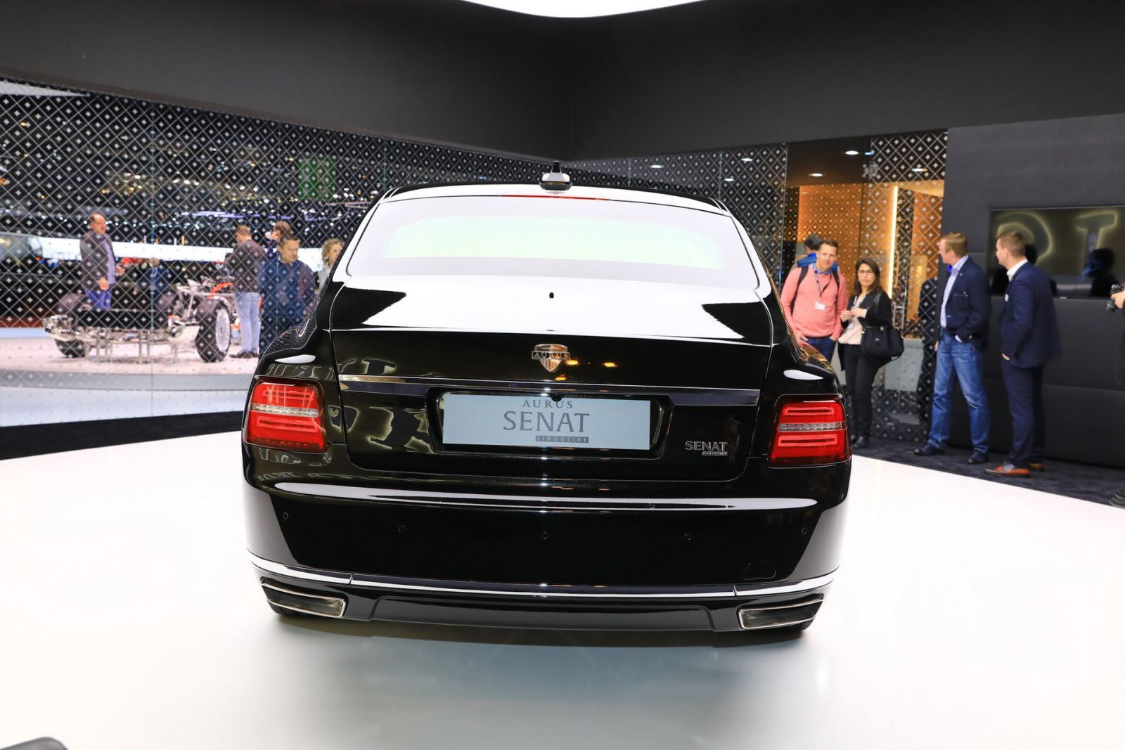 2 mẫu sedan và limousine của Aurus - thương hiệu được mệnh danh là "Rolls-Royce của nước Nga" đã chính thức trình diện khách hàng châu Âu tại triển lãm Geneva và nhận được không ít lời tán dương. Rolls-Royce hay Bentley cũng phải dè chừng. 4