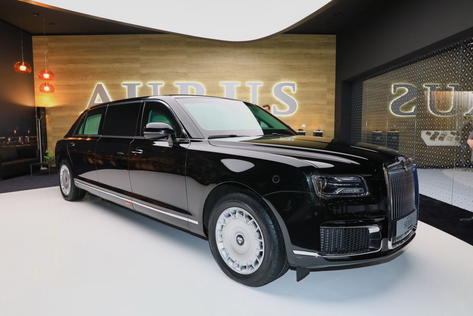 2 mẫu sedan và limousine của Aurus - thương hiệu được mệnh danh là "Rolls-Royce của nước Nga" đã chính thức trình diện khách hàng châu Âu tại triển lãm Geneva và nhận được không ít lời tán dương. Rolls-Royce hay Bentley cũng phải dè chừng. 5