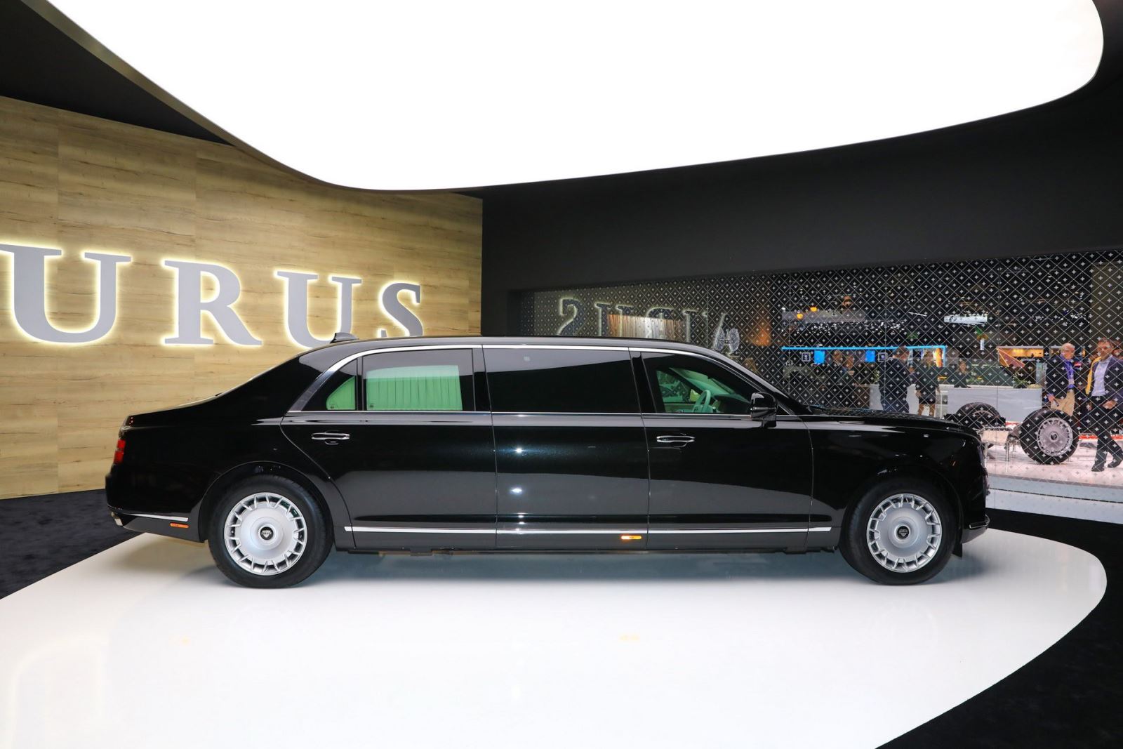 2 mẫu sedan và limousine của Aurus - thương hiệu được mệnh danh là "Rolls-Royce của nước Nga" đã chính thức trình diện khách hàng châu Âu tại triển lãm Geneva và nhận được không ít lời tán dương. Rolls-Royce hay Bentley cũng phải dè chừng. 6